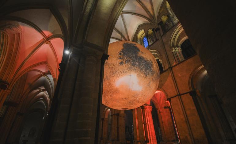 Mars between the Cathedral arches
