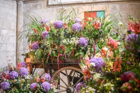 Festival of Flowers 2024 arrangement in a cart