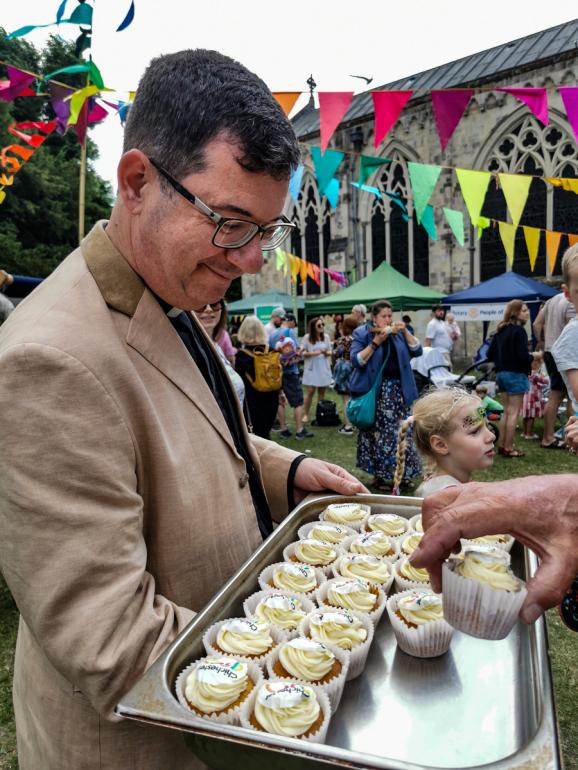 Dean of Chichester handing out Chicester950 cakes 