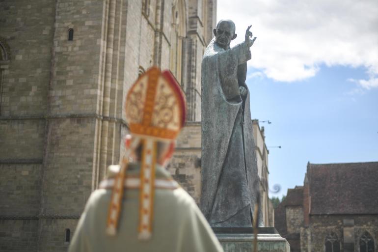 St Richard standing in front of Philip Jackson Statue